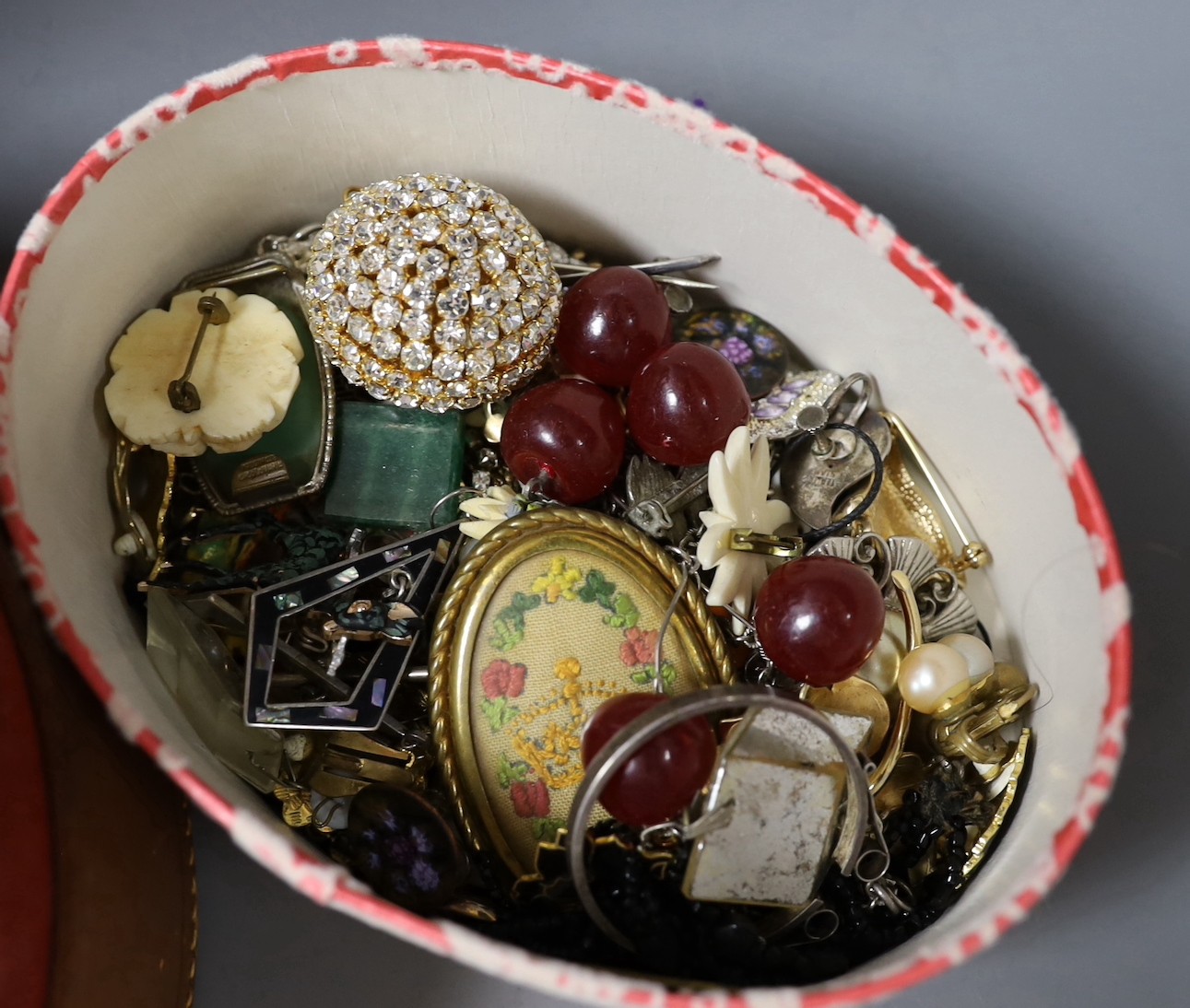 A quantity of assorted costume jewellery, including necklaces , bracelets, etc.